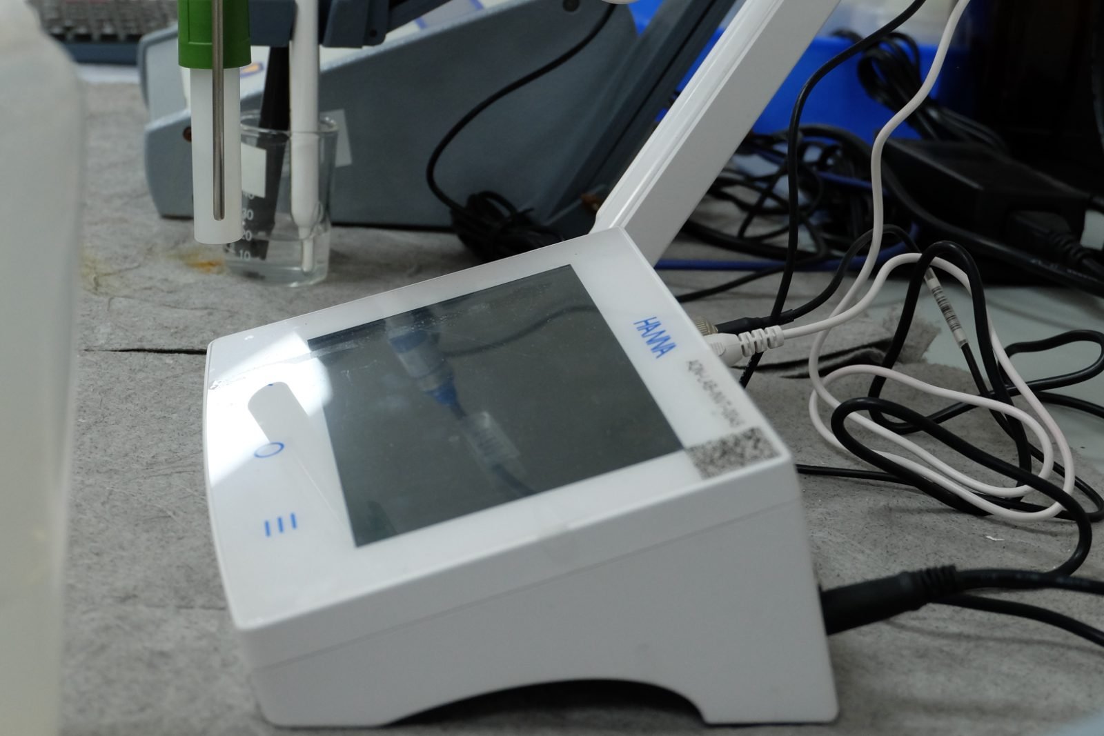 Automated titration unit with sample bottles